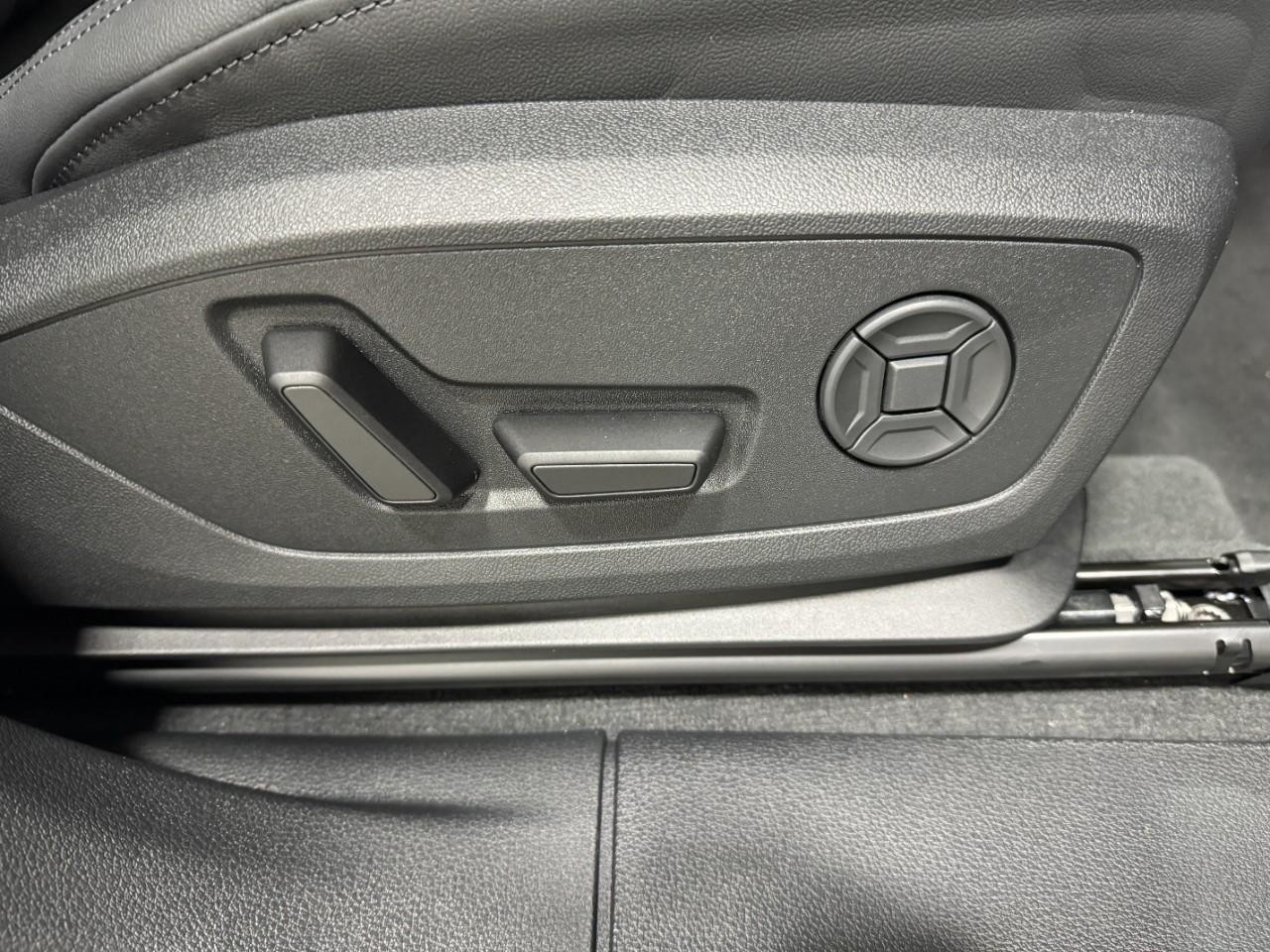 Audi Q3 Vehicle Full-screen Gallery Image 20