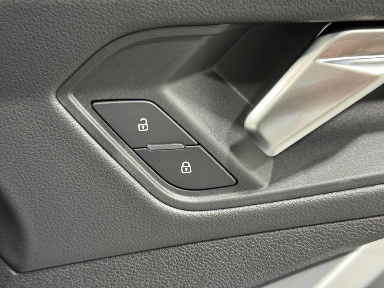 Audi Q3 Vehicle Full-screen Gallery Image 21