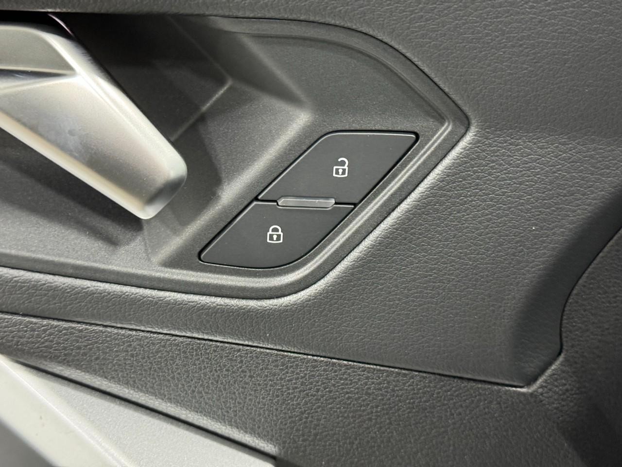 Audi Q3 Vehicle Full-screen Gallery Image 23