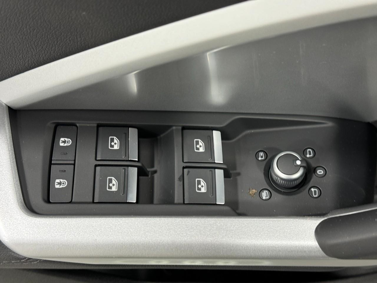 Audi Q3 Vehicle Full-screen Gallery Image 24