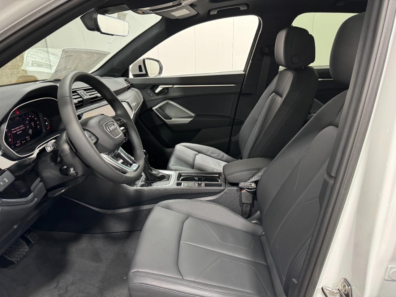 Audi Q3 Vehicle Full-screen Gallery Image 27