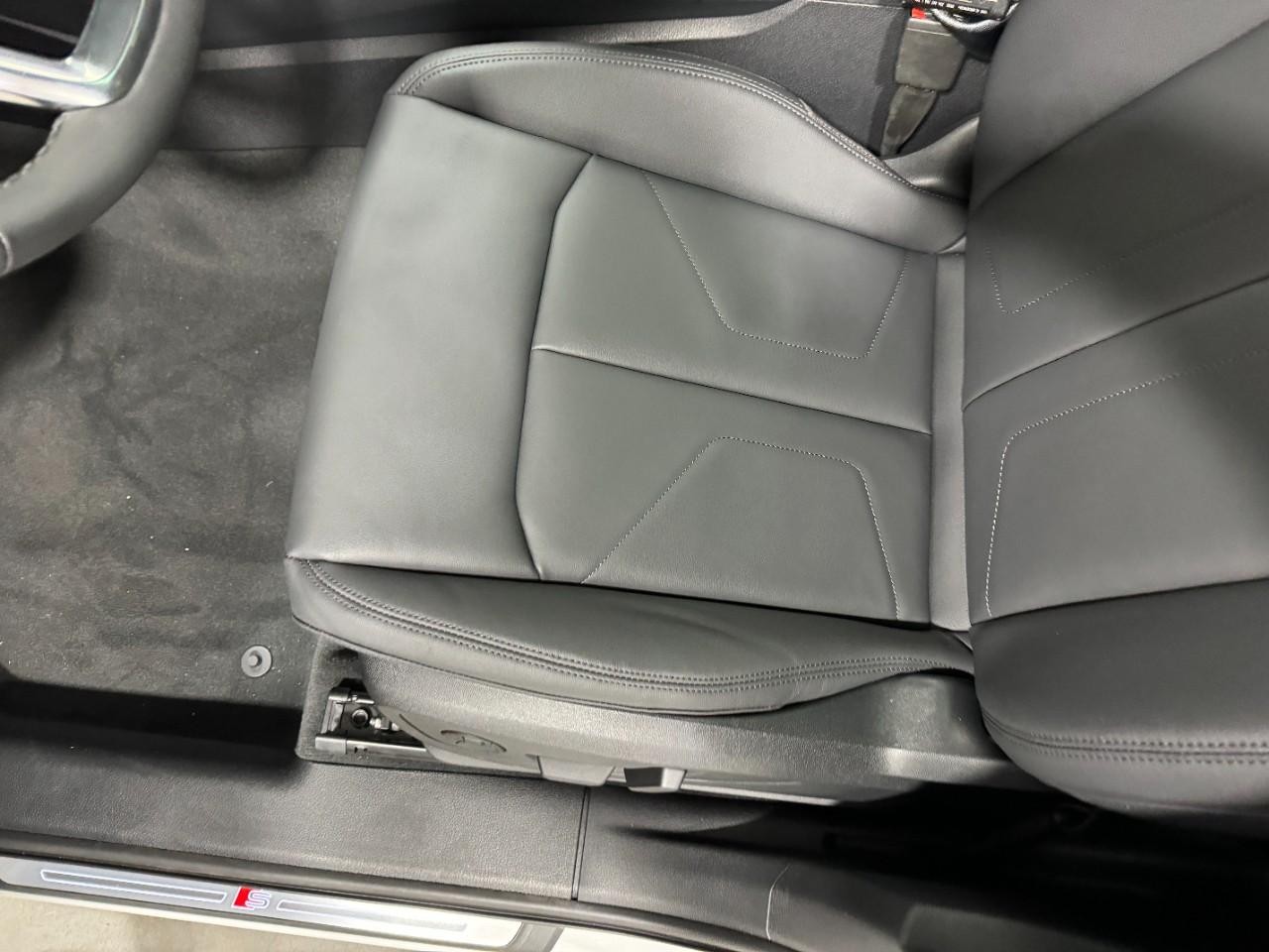 Audi Q3 Vehicle Full-screen Gallery Image 28