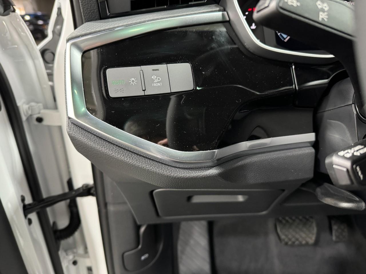 Audi Q3 Vehicle Full-screen Gallery Image 30