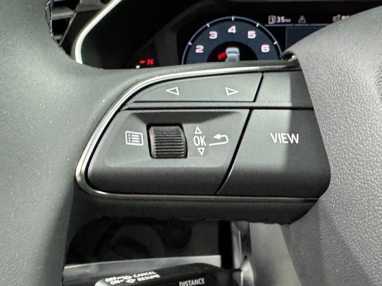 Audi Q3 Vehicle Full-screen Gallery Image 32