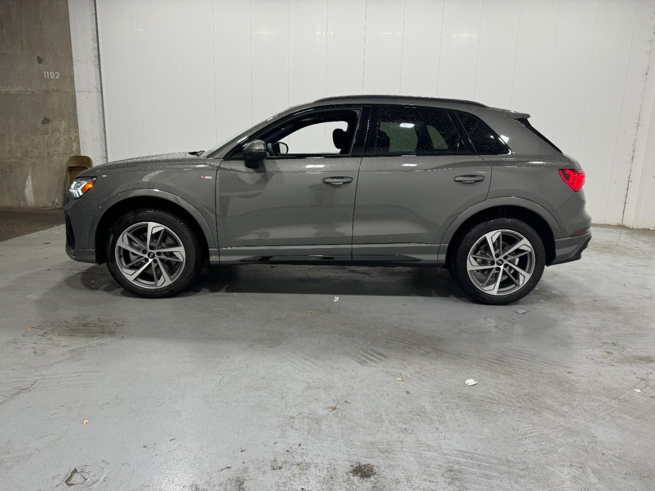 Audi Q3 Vehicle Full-screen Gallery Image 2