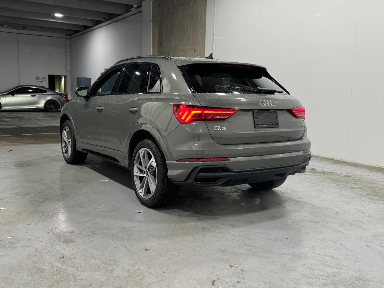 Audi Q3 Vehicle Full-screen Gallery Image 3