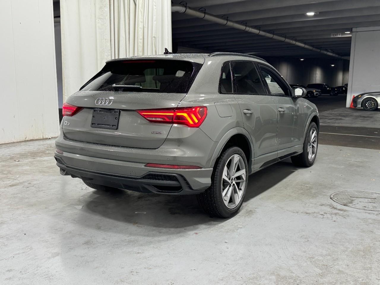 Audi Q3 Vehicle Full-screen Gallery Image 4
