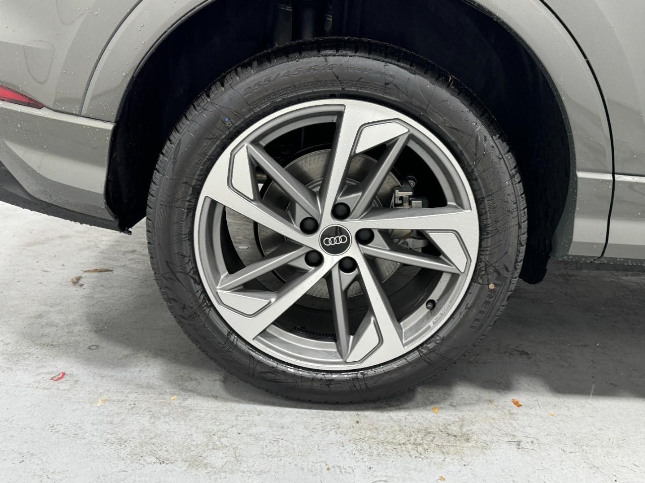 Audi Q3 Vehicle Full-screen Gallery Image 5