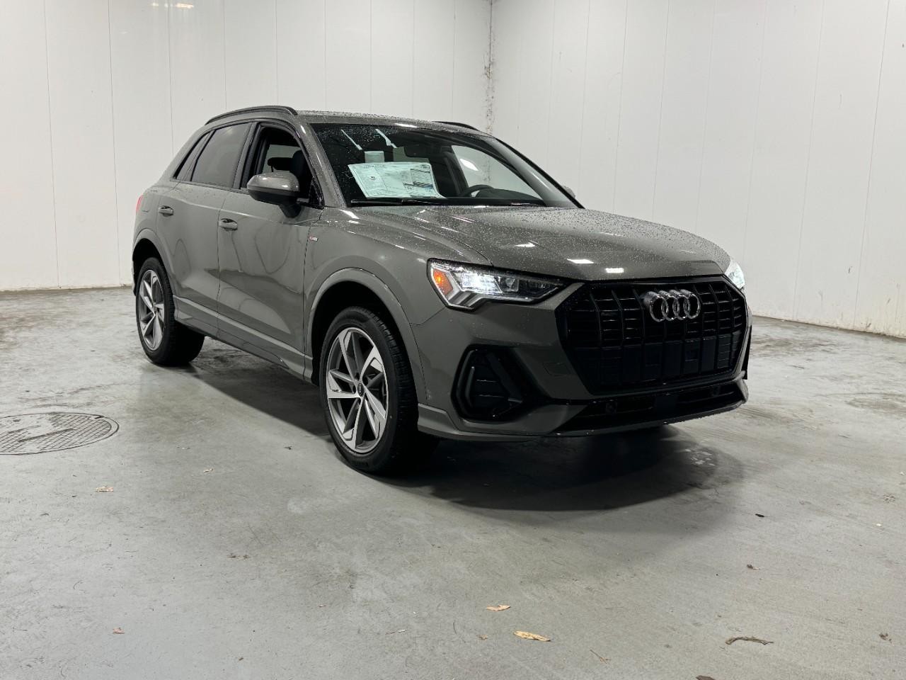 Audi Q3 Vehicle Full-screen Gallery Image 6