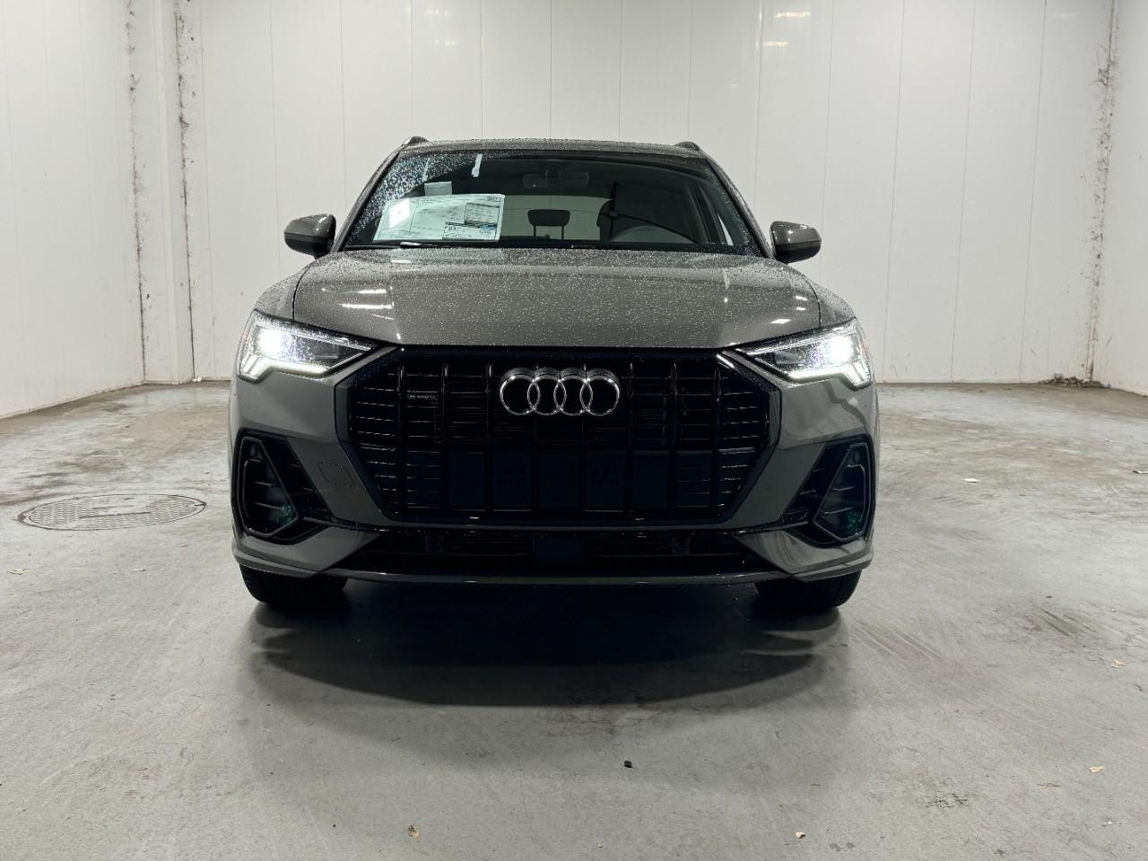 Audi Q3 Vehicle Full-screen Gallery Image 7