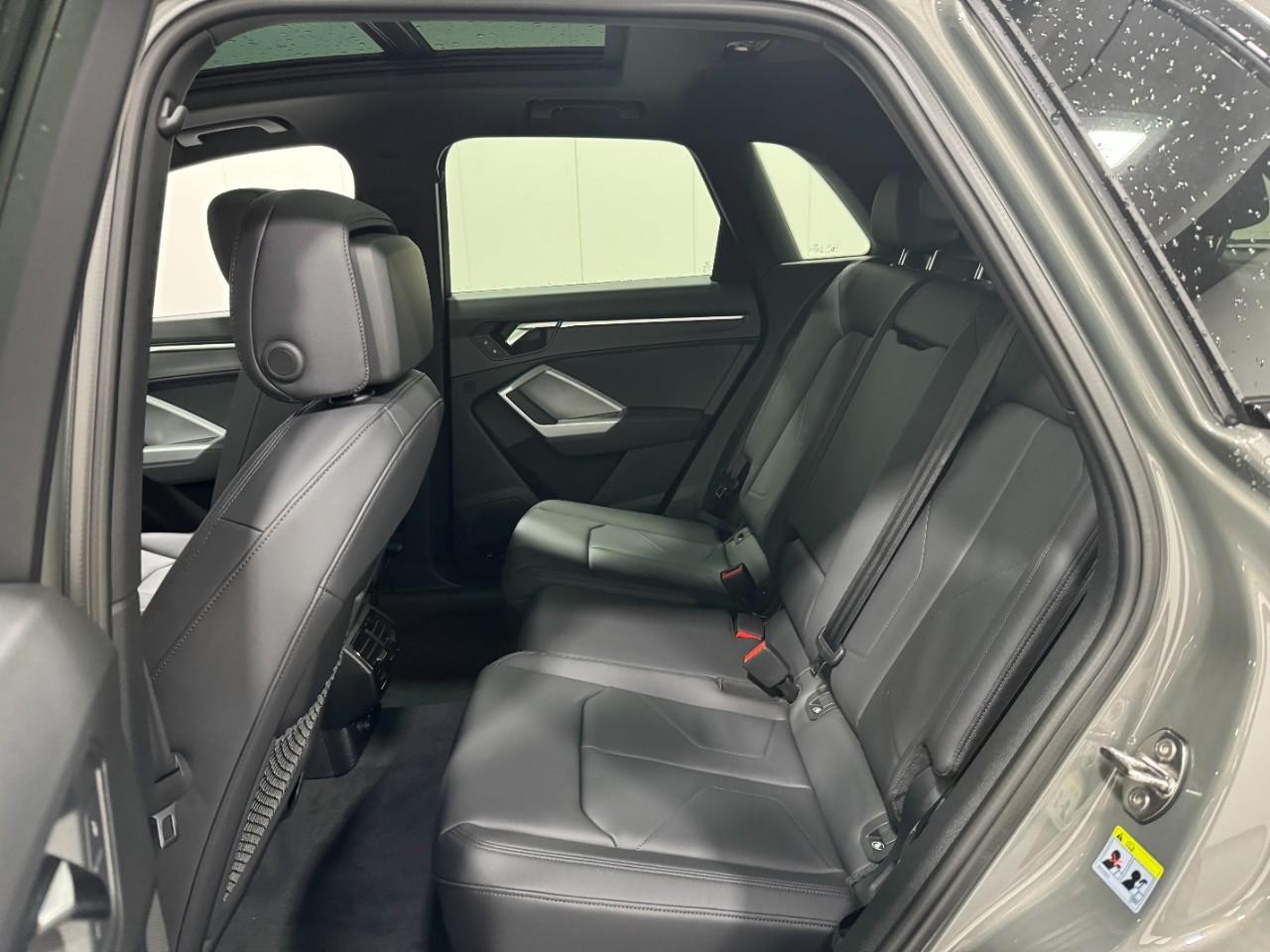 Audi Q3 Vehicle Full-screen Gallery Image 8