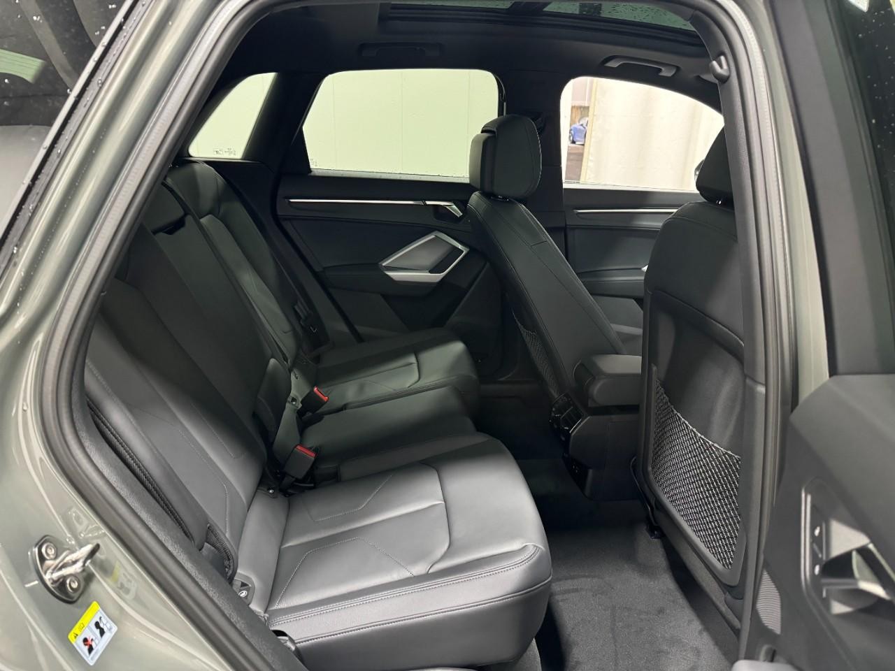 Audi Q3 Vehicle Full-screen Gallery Image 10