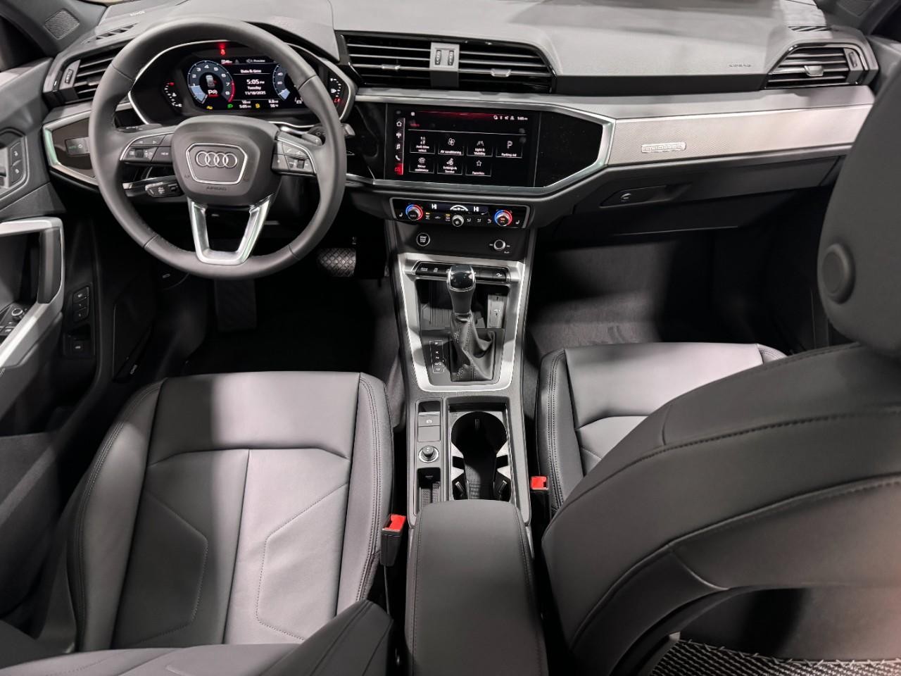 Audi Q3 Vehicle Full-screen Gallery Image 12