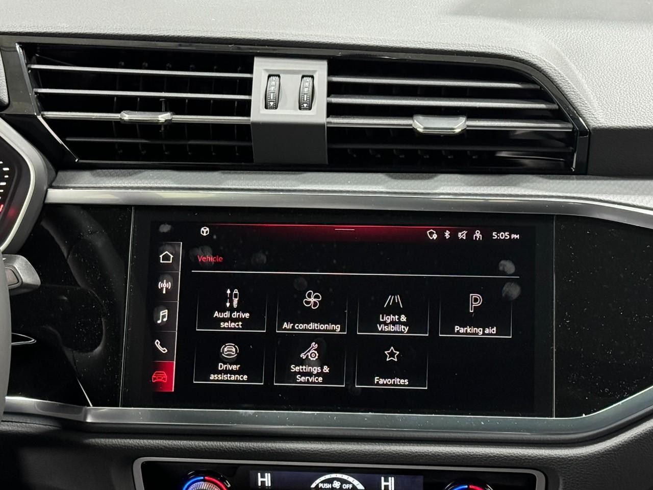 Audi Q3 Vehicle Full-screen Gallery Image 14