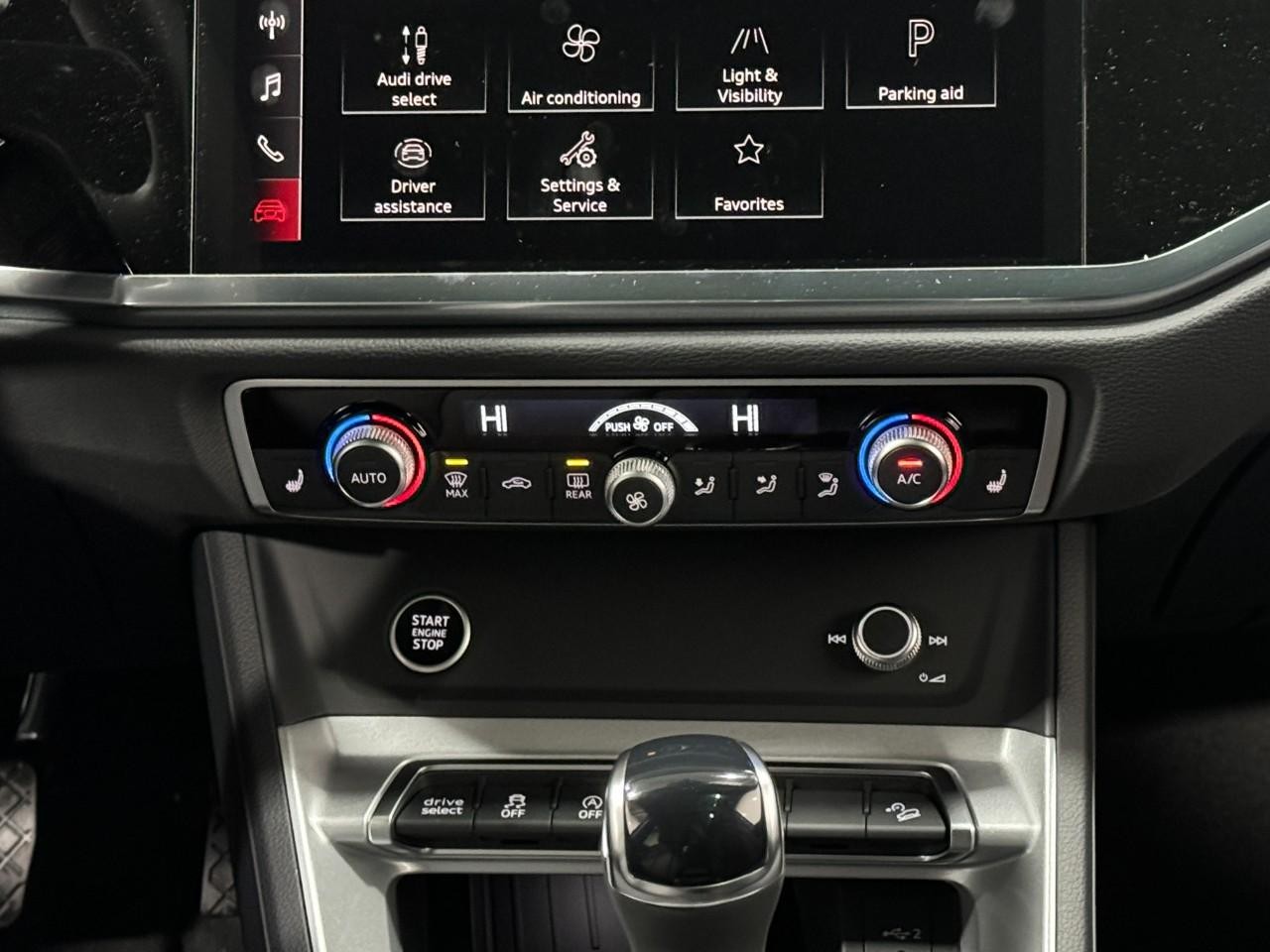 Audi Q3 Vehicle Full-screen Gallery Image 15