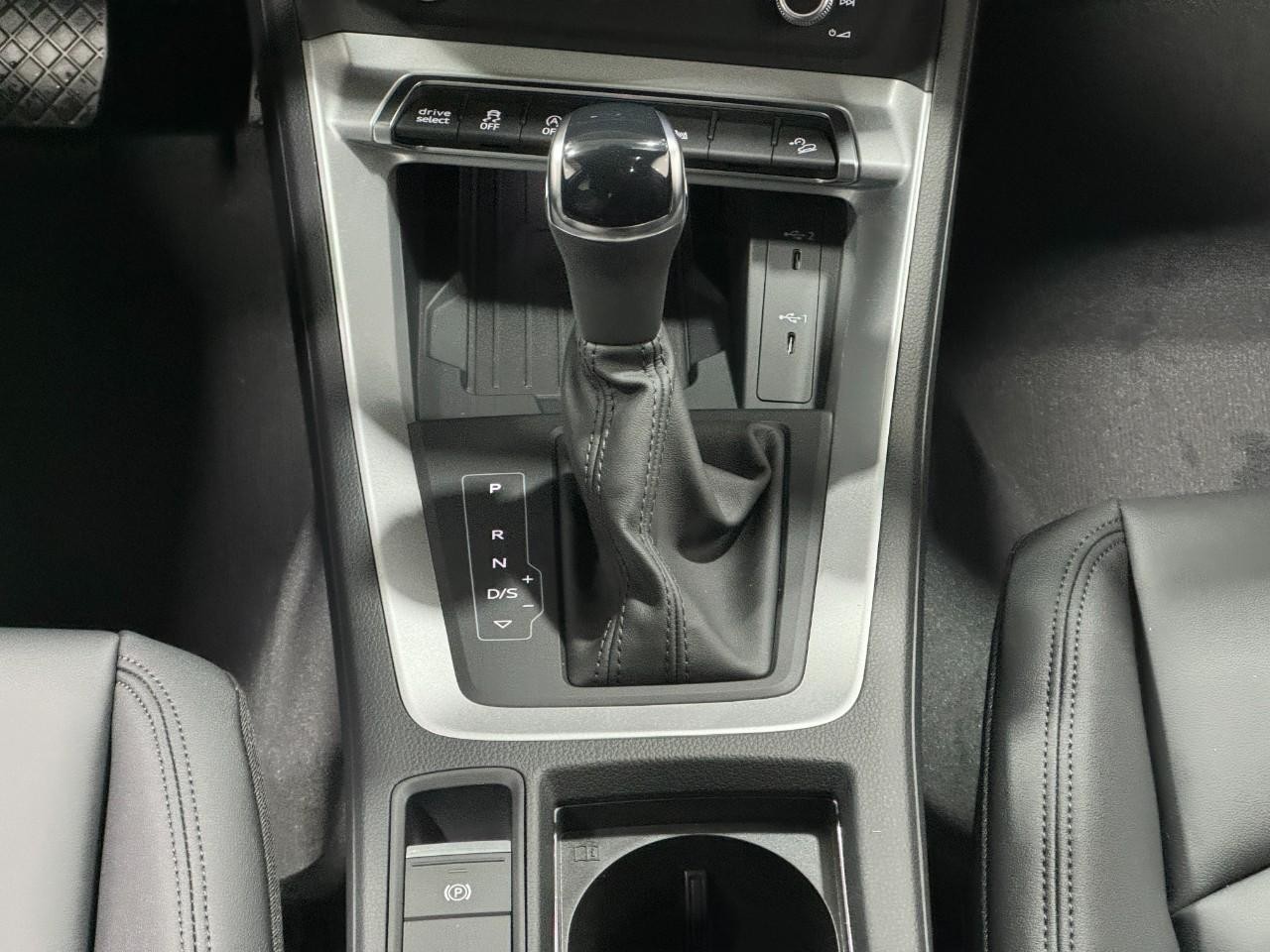 Audi Q3 Vehicle Full-screen Gallery Image 16