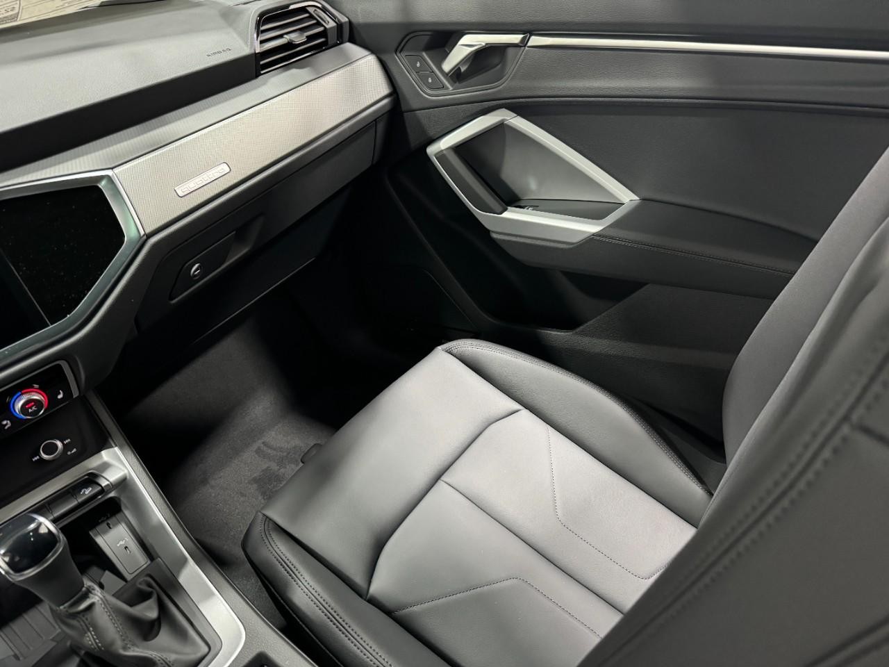 Audi Q3 Vehicle Full-screen Gallery Image 17