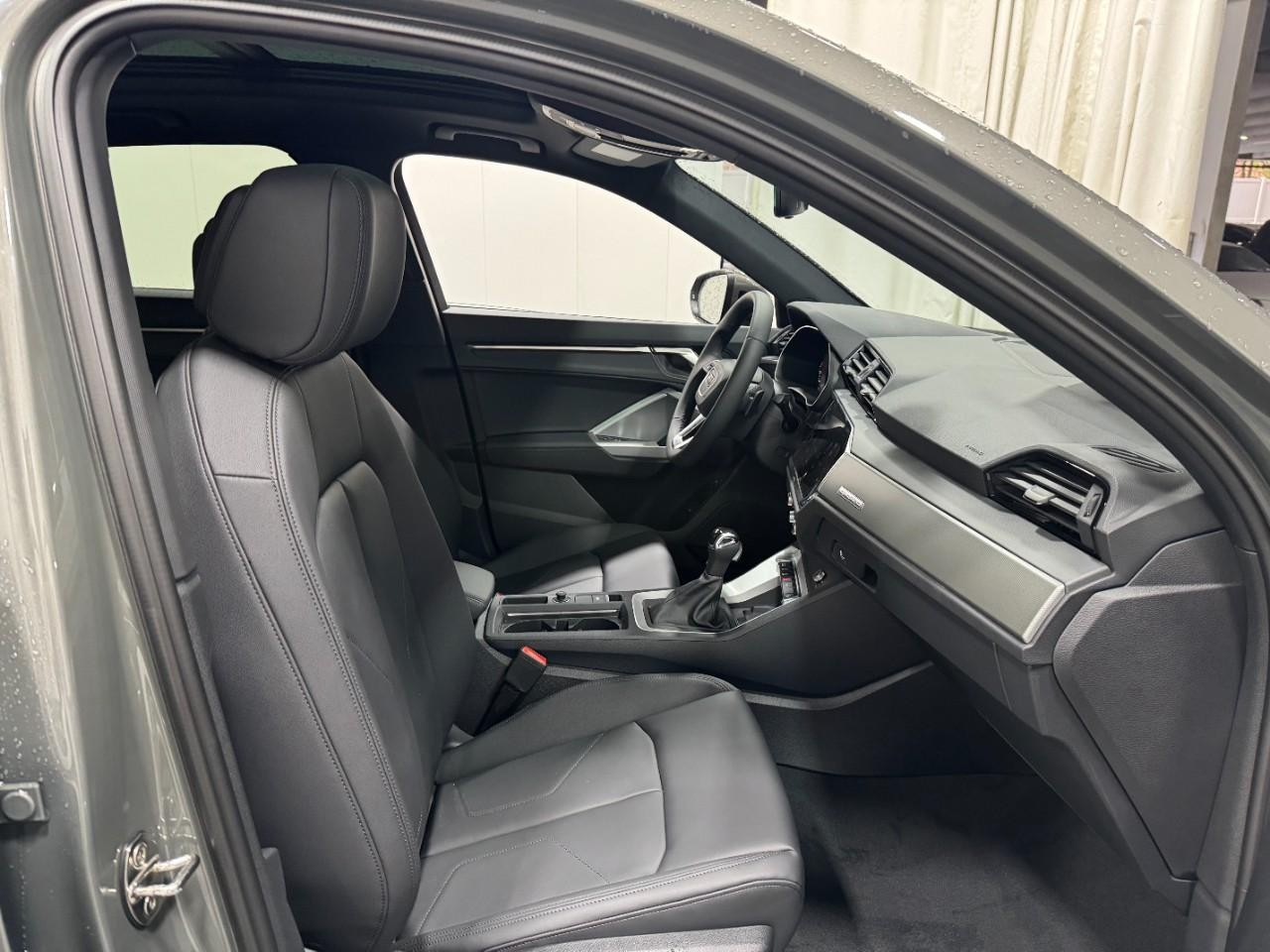 Audi Q3 Vehicle Full-screen Gallery Image 18