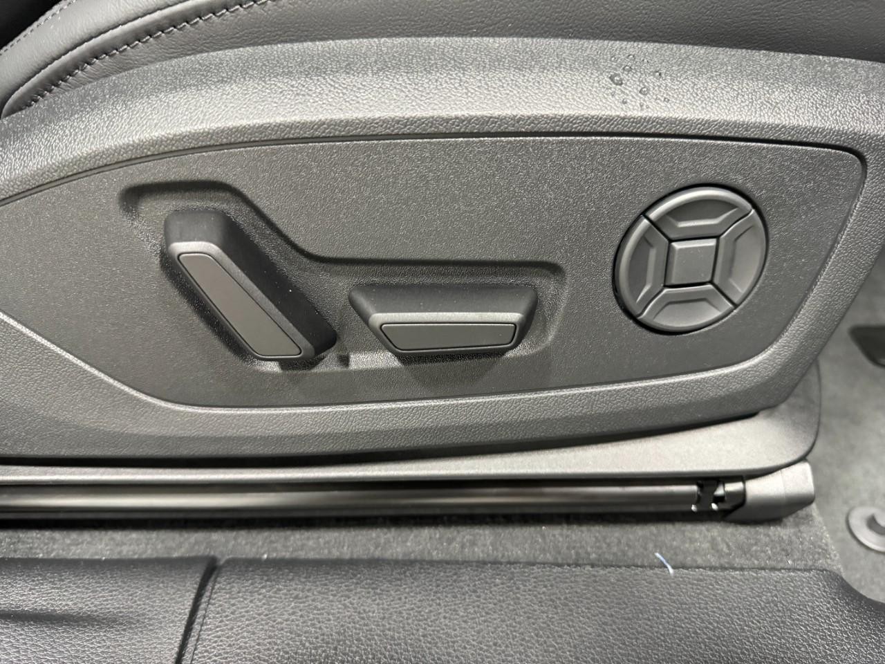 Audi Q3 Vehicle Full-screen Gallery Image 20