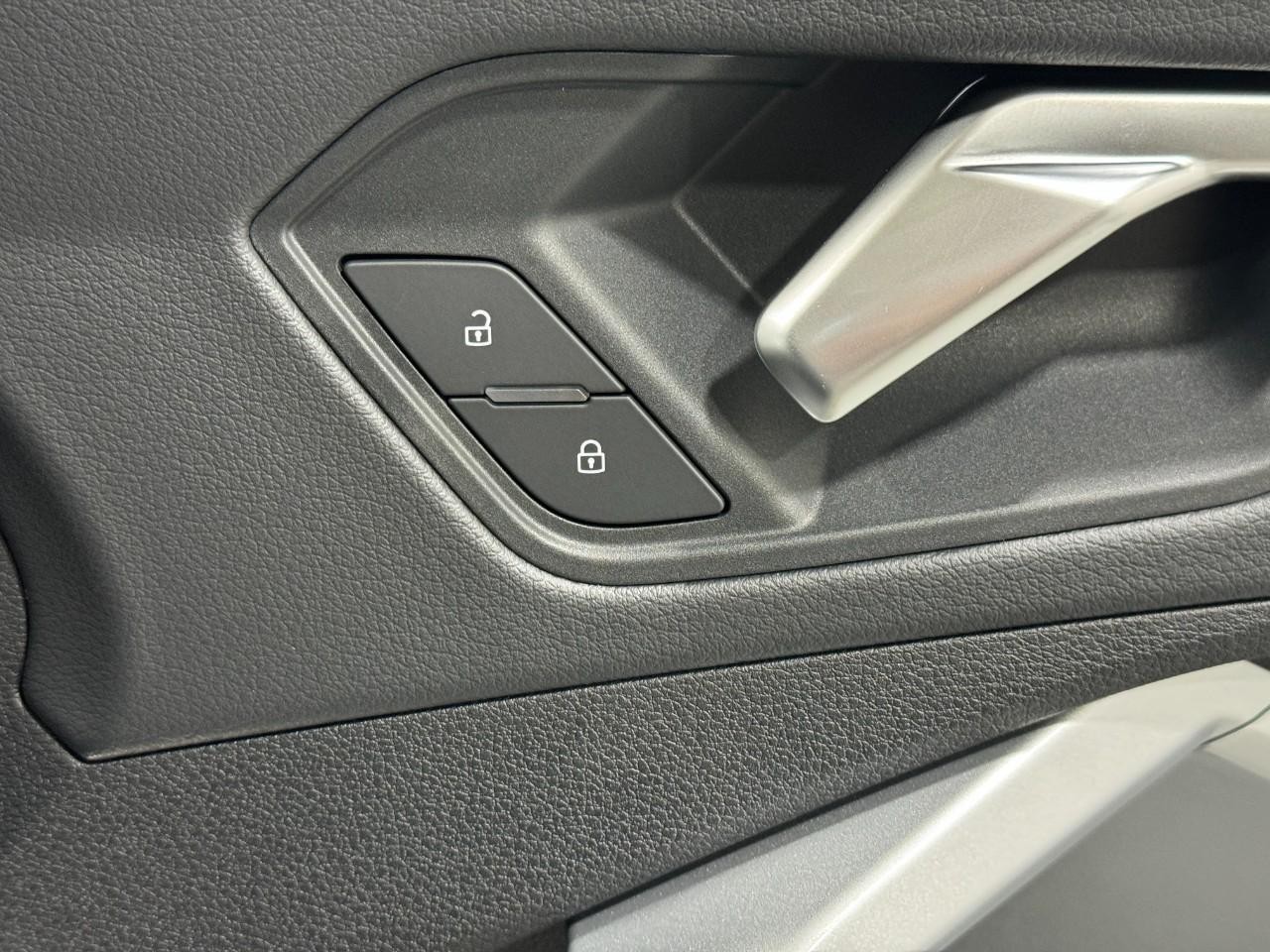 Audi Q3 Vehicle Full-screen Gallery Image 21