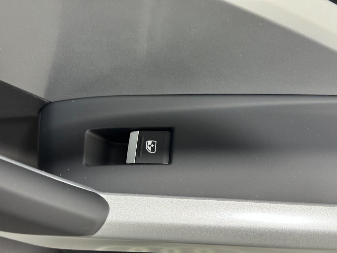 Audi Q3 Vehicle Full-screen Gallery Image 22