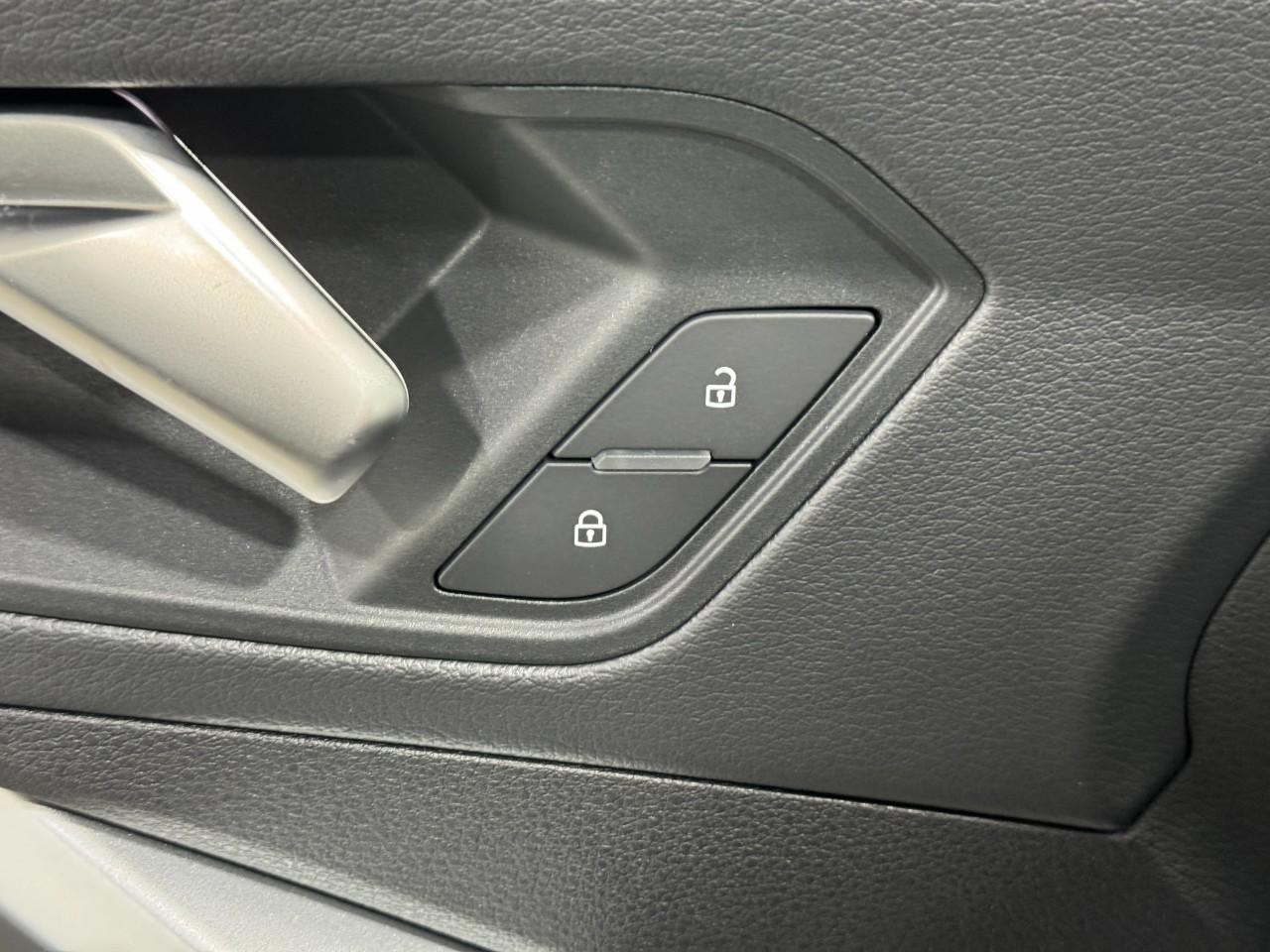 Audi Q3 Vehicle Full-screen Gallery Image 23