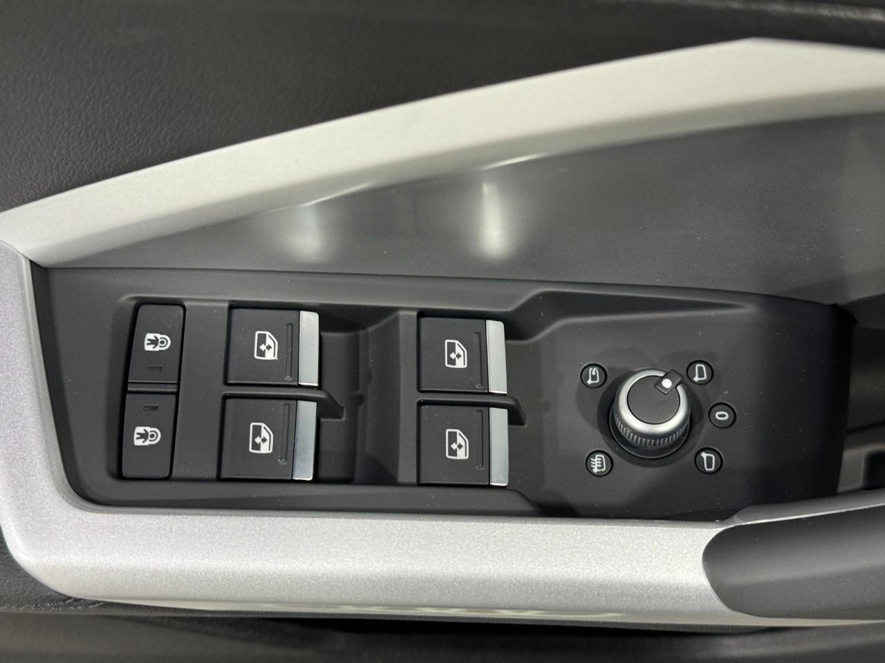 Audi Q3 Vehicle Full-screen Gallery Image 24