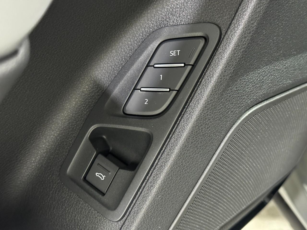 Audi Q3 Vehicle Full-screen Gallery Image 25