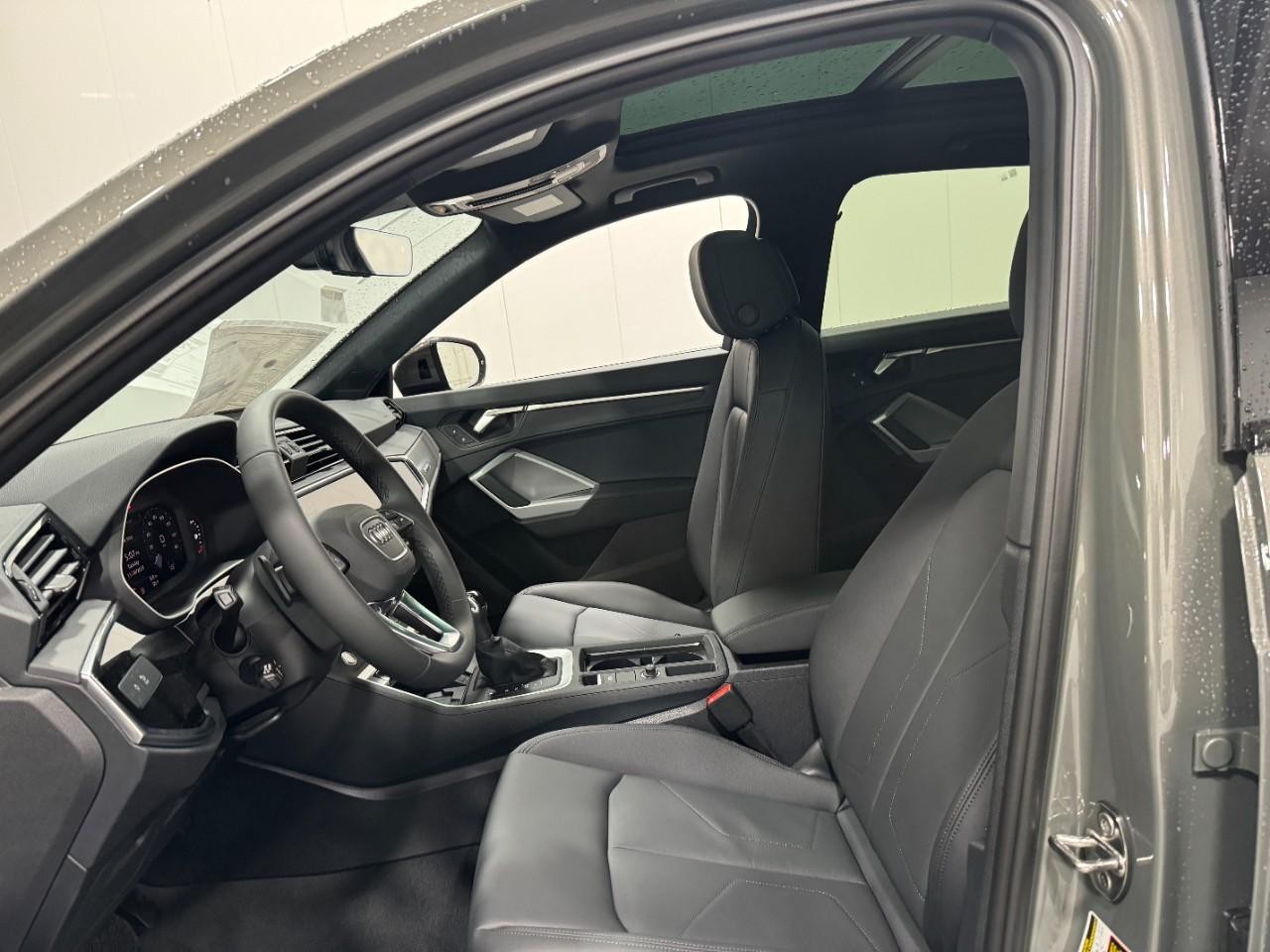 Audi Q3 Vehicle Full-screen Gallery Image 27