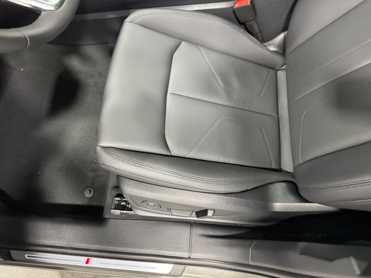 Audi Q3 Vehicle Full-screen Gallery Image 28