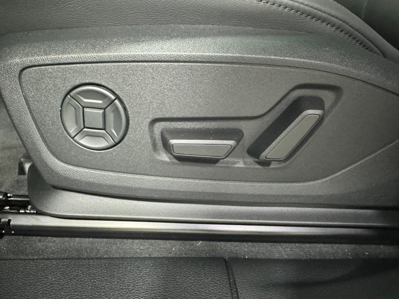 Audi Q3 Vehicle Full-screen Gallery Image 29