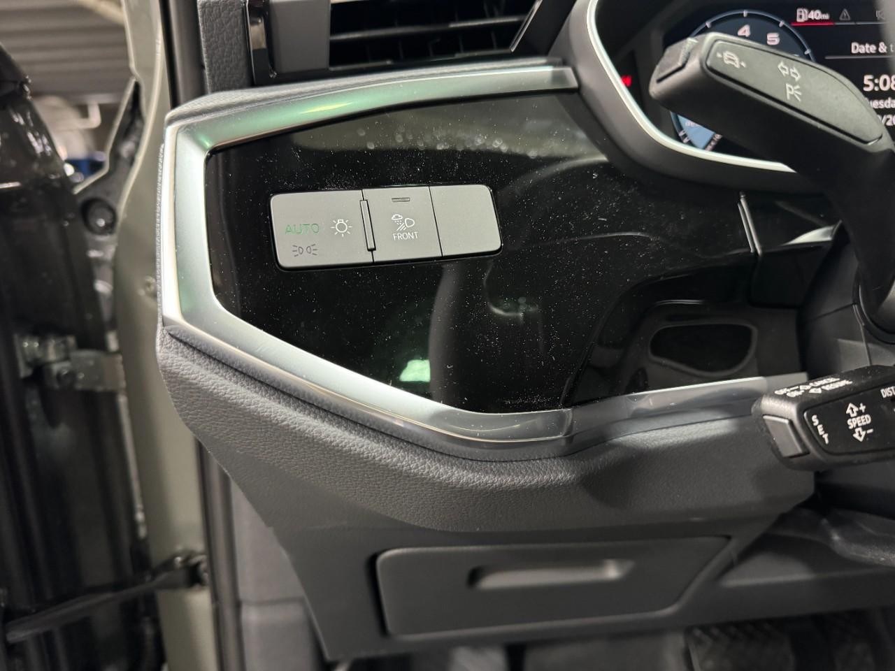 Audi Q3 Vehicle Full-screen Gallery Image 30