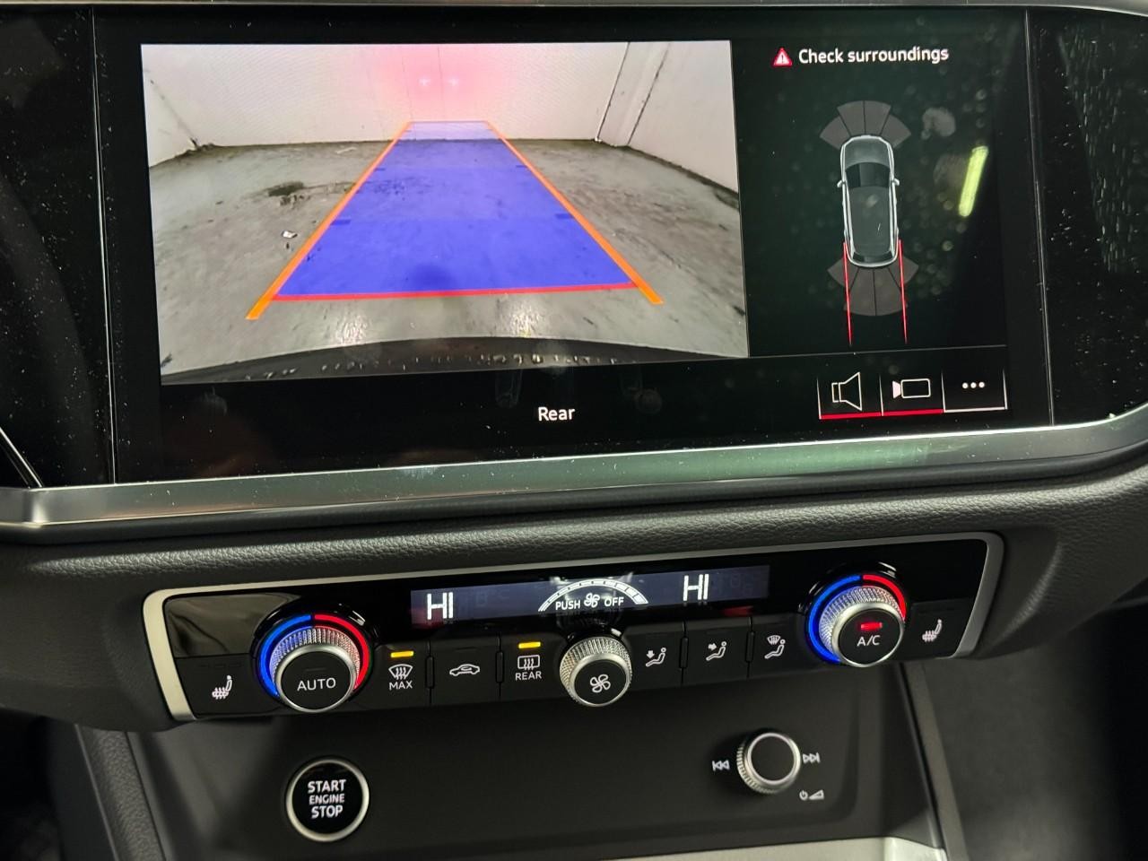 Audi Q3 Vehicle Full-screen Gallery Image 35