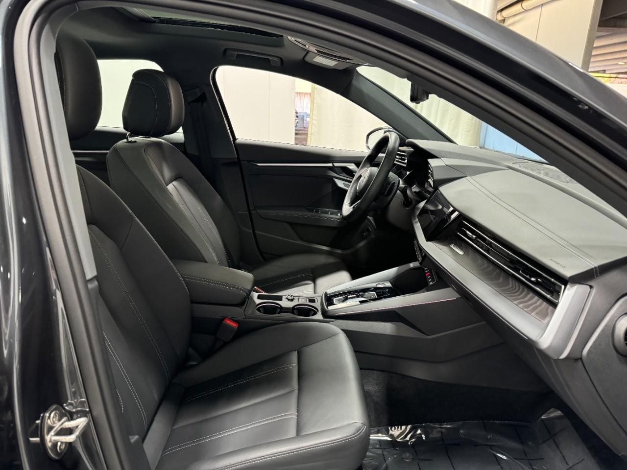 Audi A3 Vehicle Full-screen Gallery Image 18