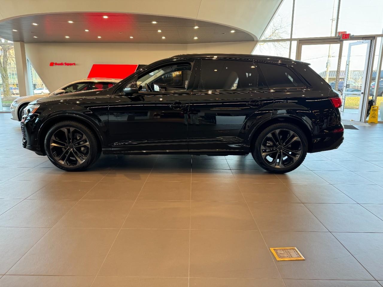 Audi Q7 Vehicle Full-screen Gallery Image 2