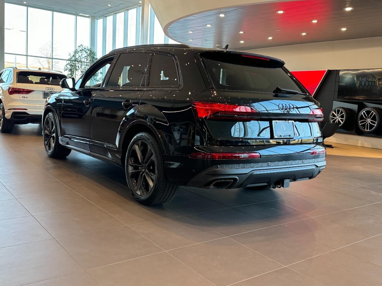 Audi Q7 Vehicle Full-screen Gallery Image 3