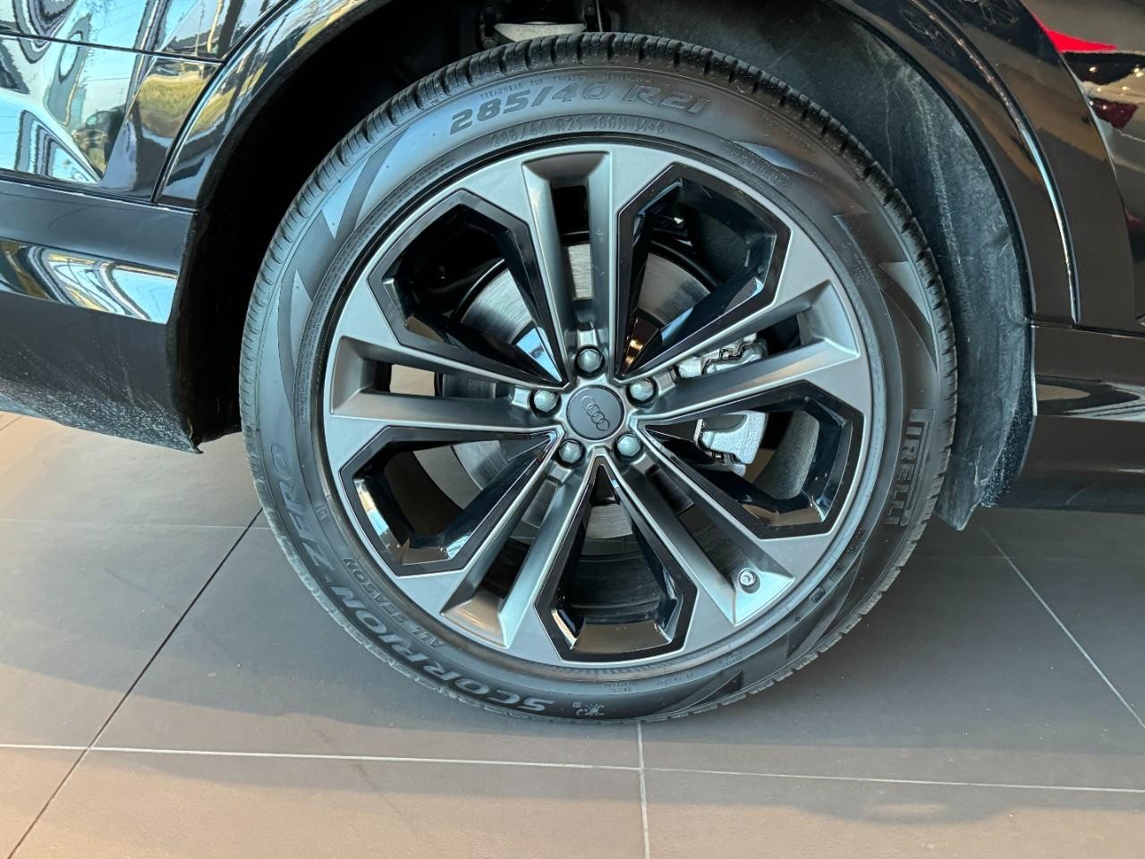 Audi Q7 Vehicle Full-screen Gallery Image 5