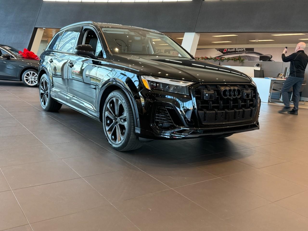 Audi Q7 Vehicle Full-screen Gallery Image 6