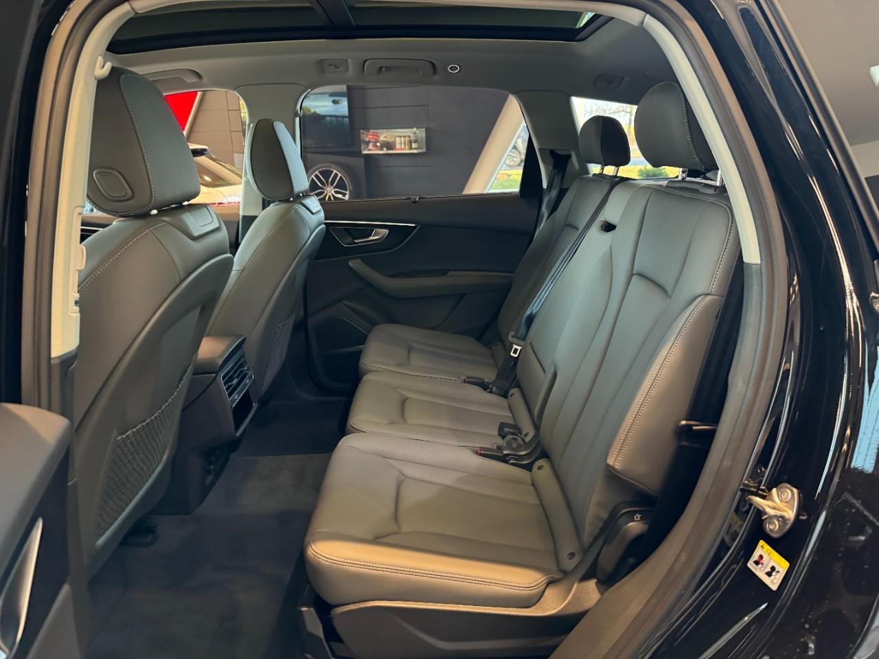 Audi Q7 Vehicle Full-screen Gallery Image 8