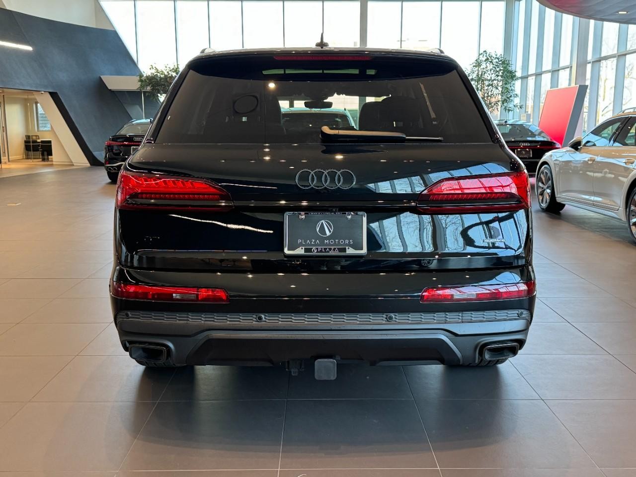 Audi Q7 Vehicle Full-screen Gallery Image 9