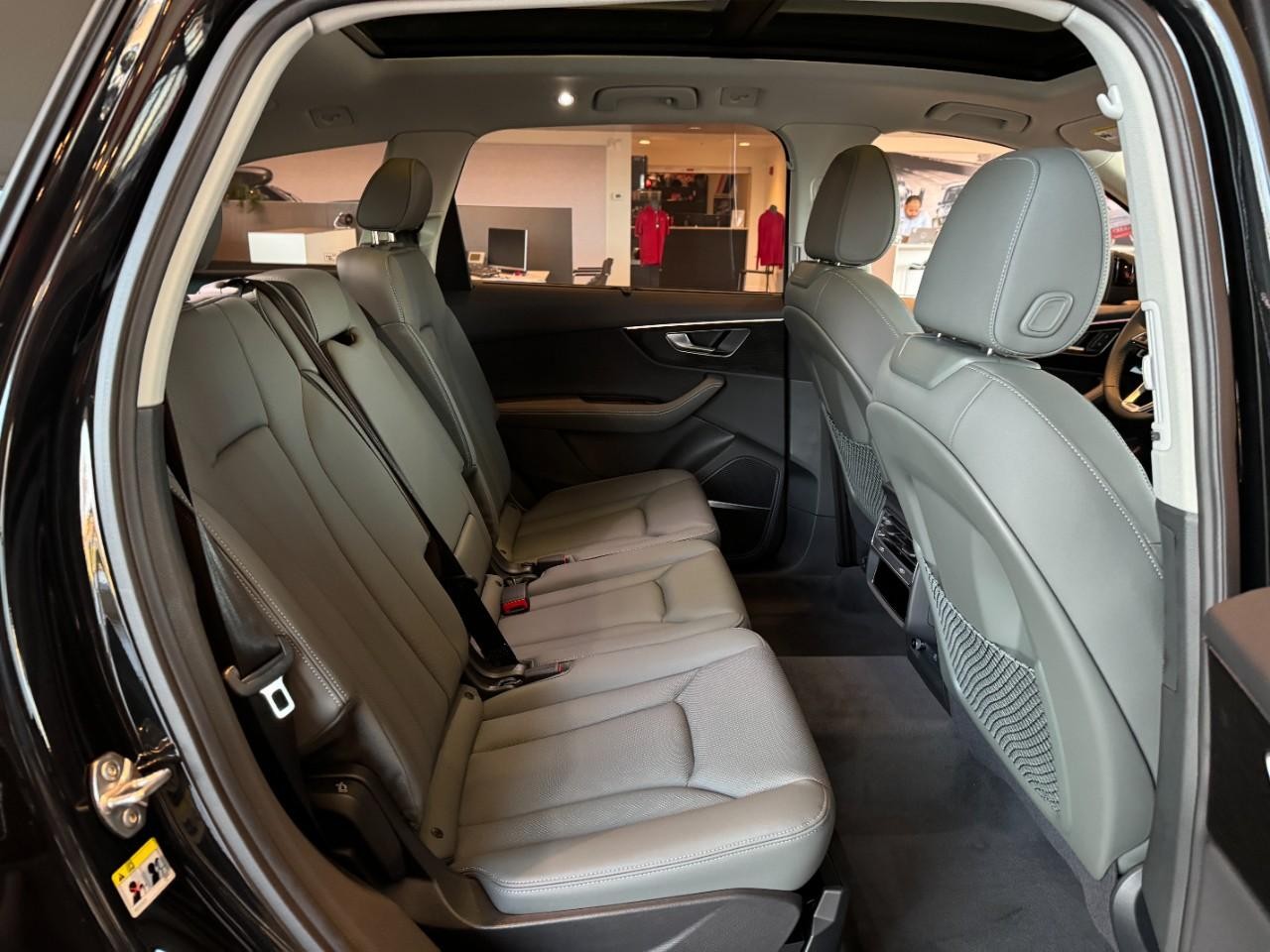 Audi Q7 Vehicle Full-screen Gallery Image 10