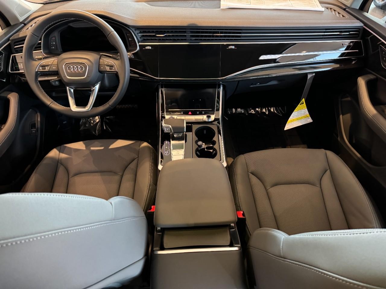 Audi Q7 Vehicle Full-screen Gallery Image 13