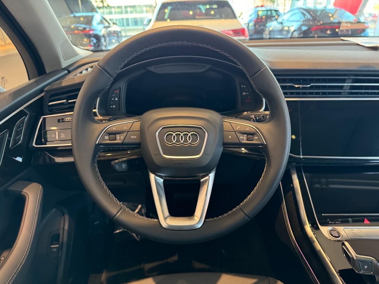 Audi Q7 Vehicle Full-screen Gallery Image 14