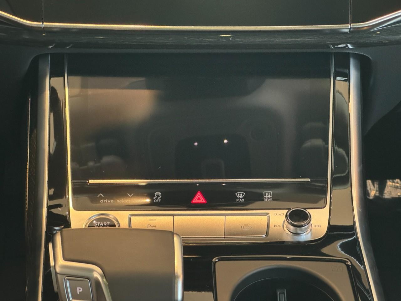 Audi Q7 Vehicle Full-screen Gallery Image 16