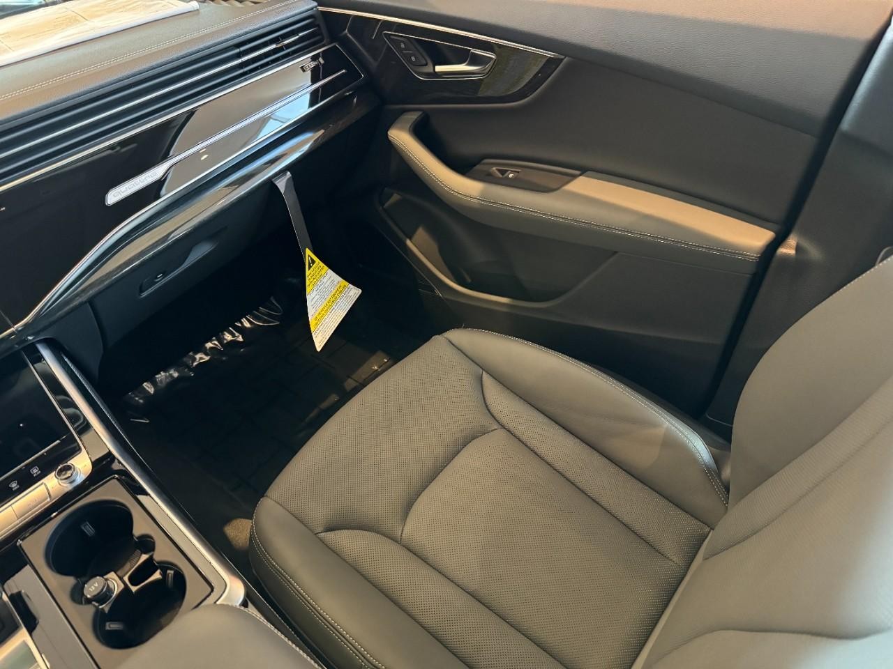 Audi Q7 Vehicle Full-screen Gallery Image 18