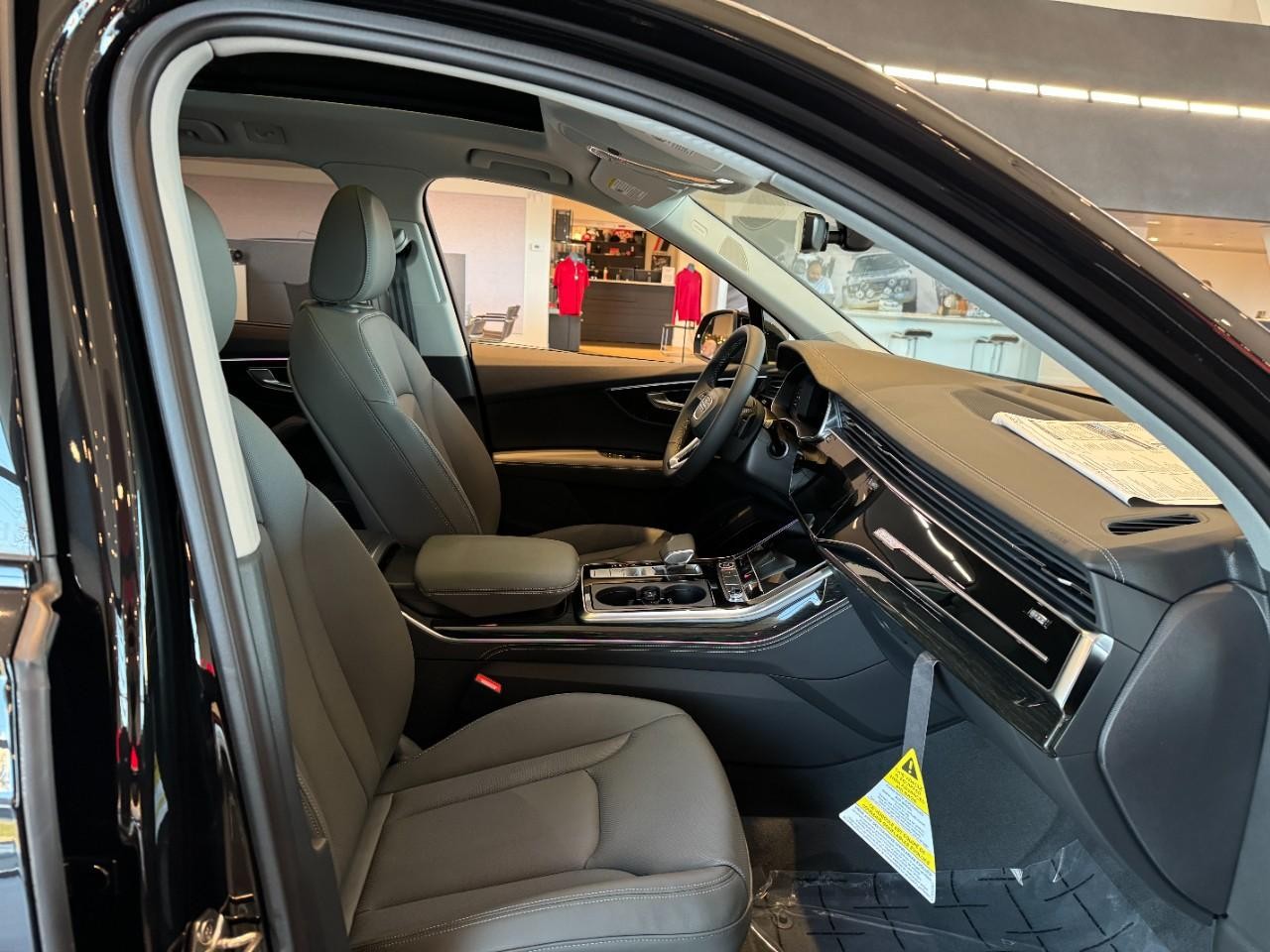 Audi Q7 Vehicle Full-screen Gallery Image 19