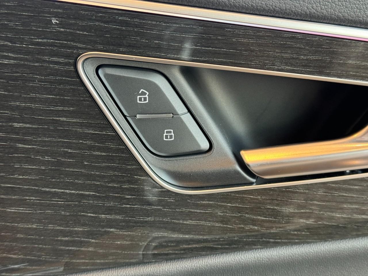 Audi Q7 Vehicle Full-screen Gallery Image 22