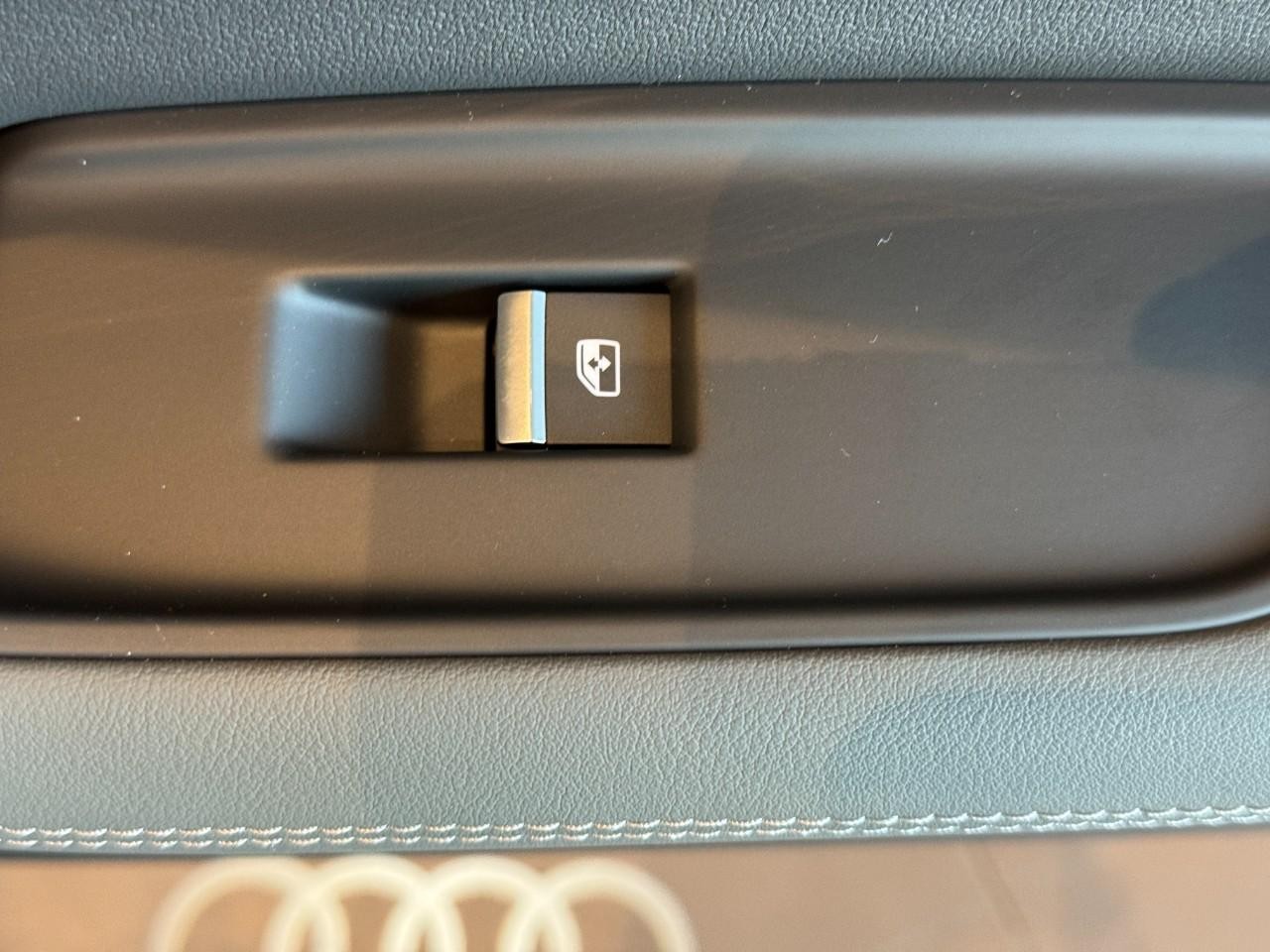 Audi Q7 Vehicle Full-screen Gallery Image 23