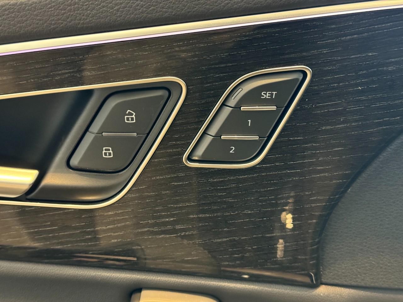 Audi Q7 Vehicle Full-screen Gallery Image 24