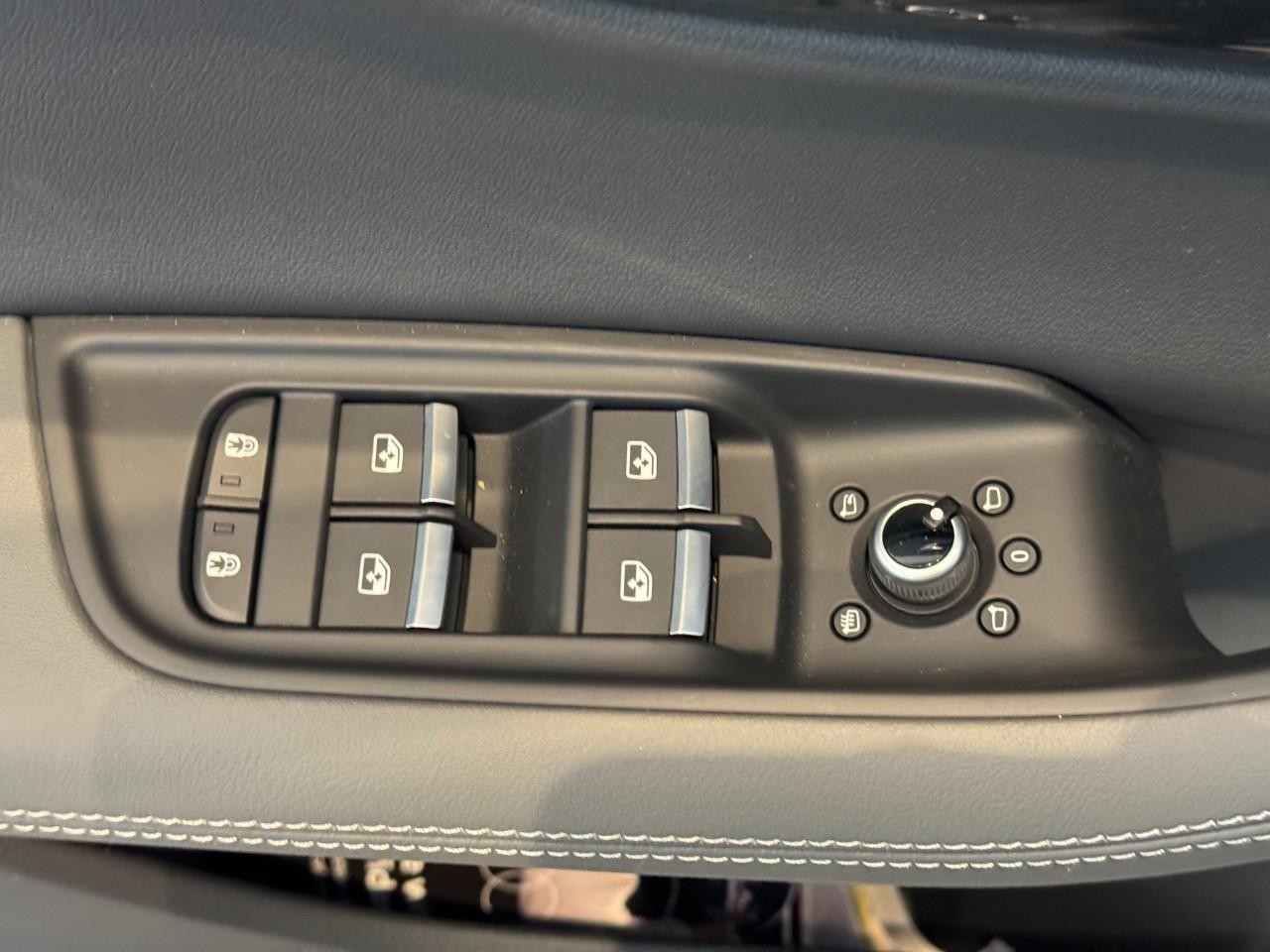 Audi Q7 Vehicle Full-screen Gallery Image 25